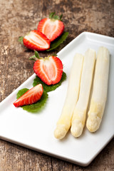 weißer Spargel und Erdbeeren