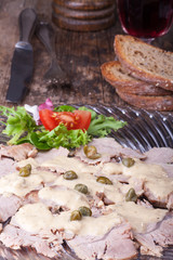 italienisches Vitello Tonnato auf einem Glasteller