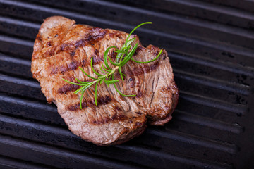 Steak in der Pfanne mit Rosmarin