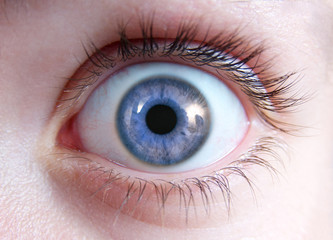 Nahaufnahme Auge mit blauer Iris