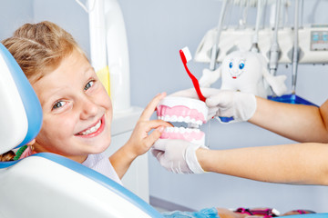 Happy child with toy dentures - 43584110