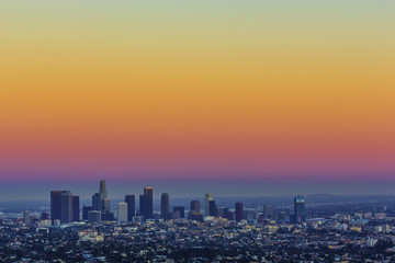 Fototapeta na wymiar zobacz do miasta Los Angeles z Griffith Park w godzinach wieczornych