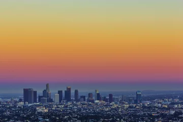 Tuinposter uitzicht op de stad Los Angeles vanaf Griffith Park in de avond © travelview