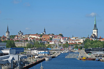 Naklejka na ściany i meble Panorama miasta z Estonii, z przejażdżki na rzece i