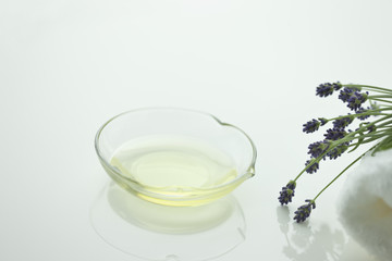 ラベンダーの花とアロマオイル