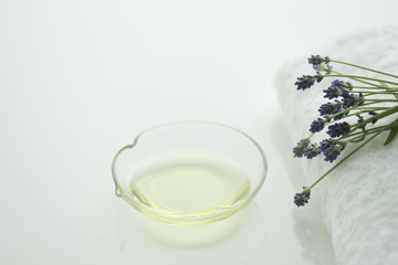 ラベンダーの花とアロマオイル