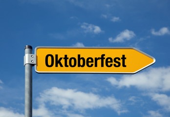Pfeil mit blauem Himmel OKTOBERFEST