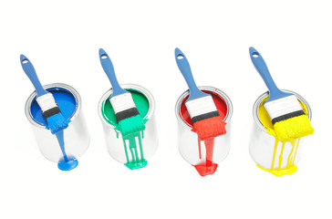 Bunte Farbeimer mit Pinsel