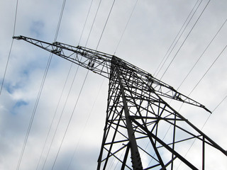 Strommast und bedeckter Himmel 10