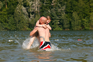 Vater und Tochter haben Spaß am See