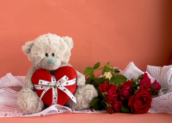 медведь и розы