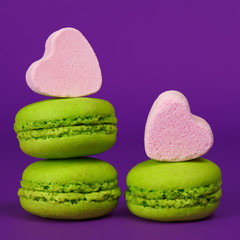 macarons pistache et bonbons en forme de coeur