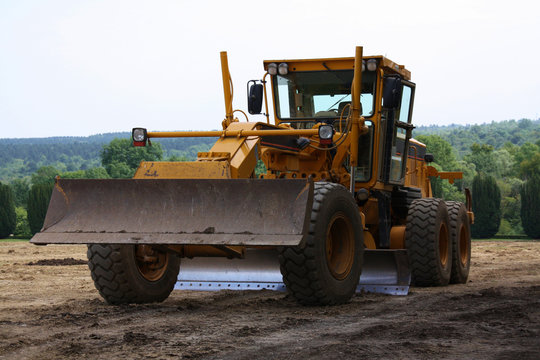 V&eacute;hicule niveleuse chantier travaux publics