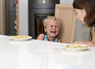 Kind Schreit beim Essen