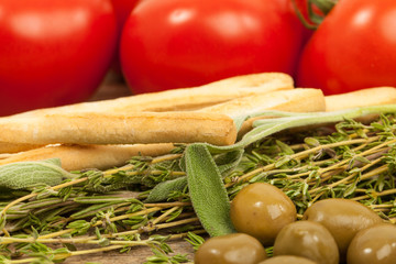 Grissini und Tomaten