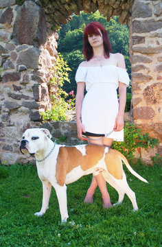 Boxermischling mit rothaariger Frau