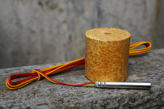 Detonator and explosive