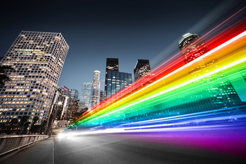 Obraz premium Kolorowa tęcza rozmycie ruchu autobusowego w mieście