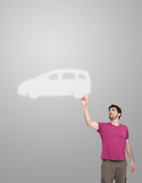 Homme appuyant sur une icone de voiture