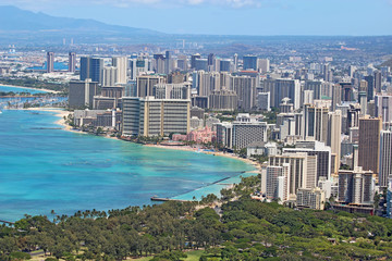 Naklejka premium Lotnicza panorama Honolulu, w tym hotele wokół Waikiki B.