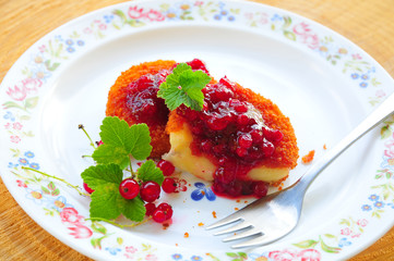 Zerschmolzener Camembert mit Preiselbeeren