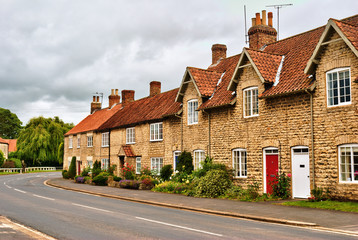 Fototapeta na wymiar Ciekawy wiersz angielskich domów wiejskich