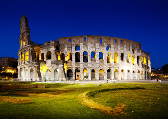 Fototapeta na wymiar Koloseum w nocy, Rzym, Włochy