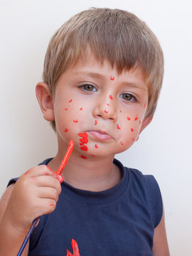 bambino con pennello rosso