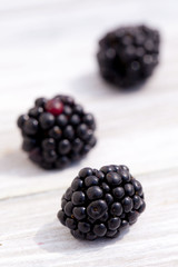Brombeeren auf Holzhintergrund