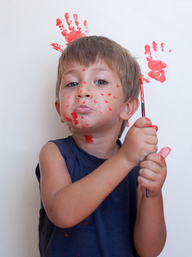 bambino sporco di colore rosso