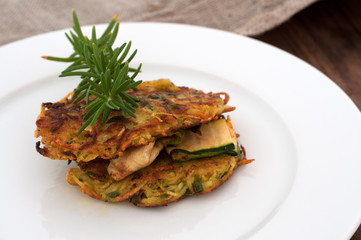 Zucchinipuffer mit Rosmarin