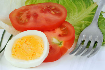 Oeuf dur, tomate et salade
