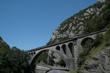 Fototapeta premium pont dans les Pyrénées 