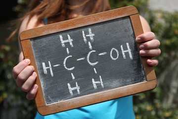 alte Schultafel mit chemischer Formel für Ethanol