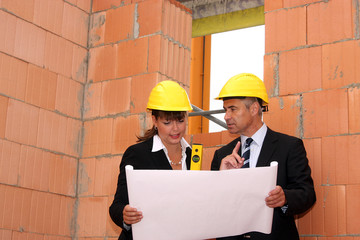 Architekten auf der Baustelle