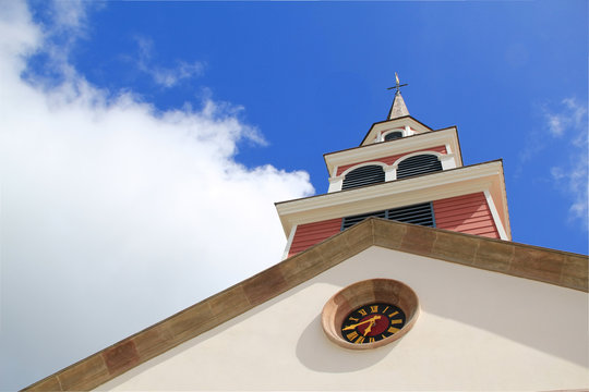 campanile chiesa con cielo azzurro