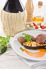  rindfleisch mit gebratene aubergine und feta käse