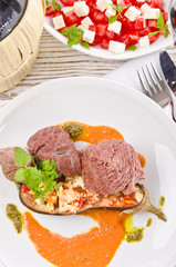  rindfleisch mit gebratene aubergine und feta käse