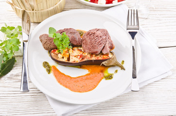  rindfleisch mit gebratene aubergine und feta käse