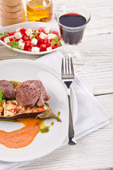 rindfleisch mit gebratene aubergine und feta käse