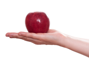 Roter Apfel auf einer weiblichen Hand