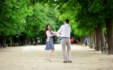 Fototapeta na wymiar Dating couple n Luxembourg garden of Paris