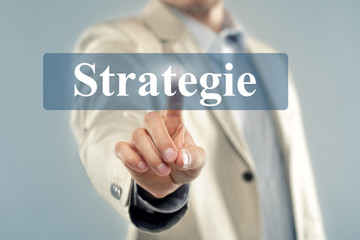 Mann mit Touchscreen Strategie