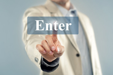 Mann mit Touchscreen Enter