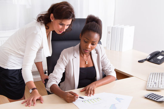 Zwei Frauen im B&uuml;ro
