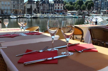 Papier Peint photo Lavable Restaurant Table sur la terrasse de restaurant français avec vue sur le port  d' Honfleur