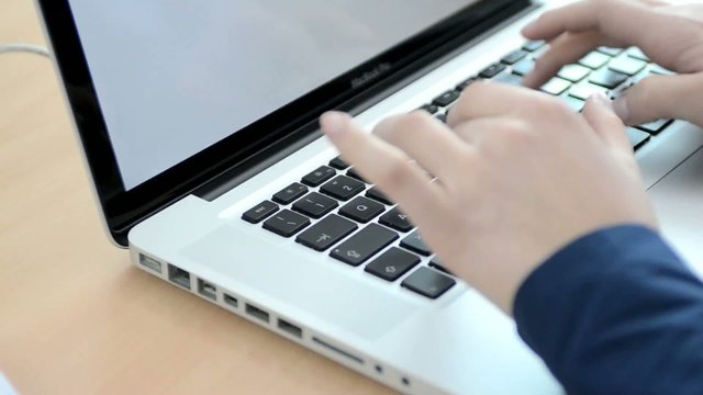 scrivere al computer portatile