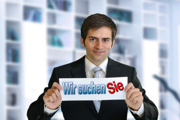 Mann mit Schild Wir suchen Sie