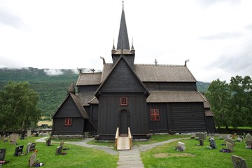 Fototapeta na wymiar Drewniany kościół (Stavkirke) w Norwegii