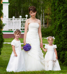 Bride costs with little girls in elegant dresses